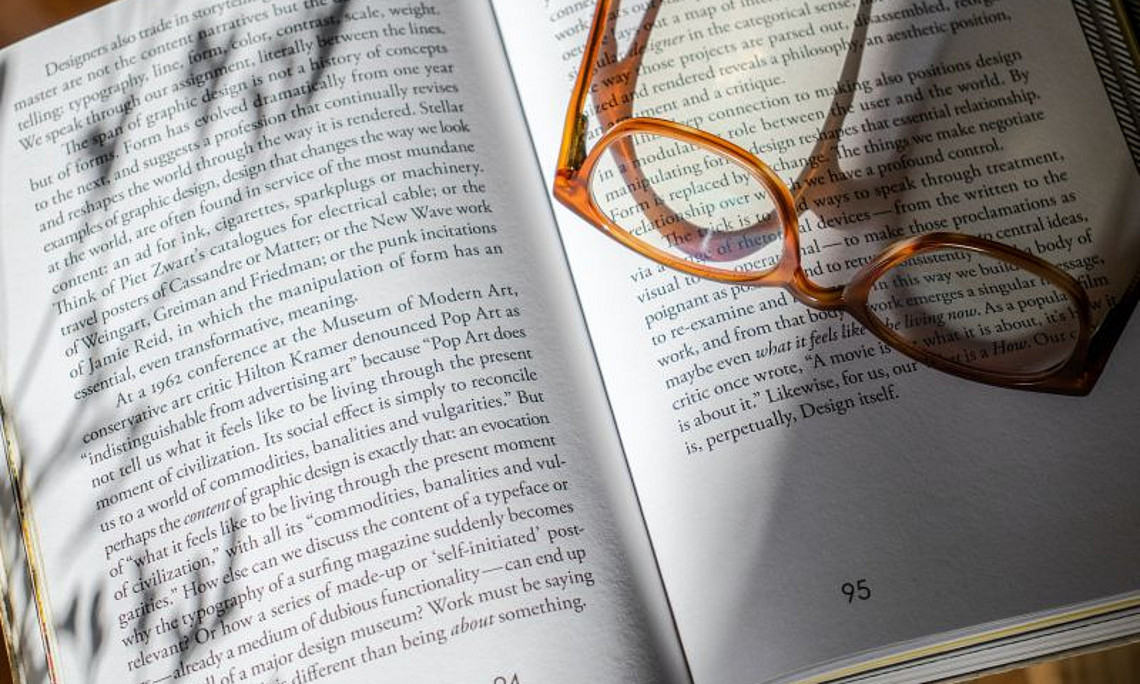 offenes_buch_mit_brille