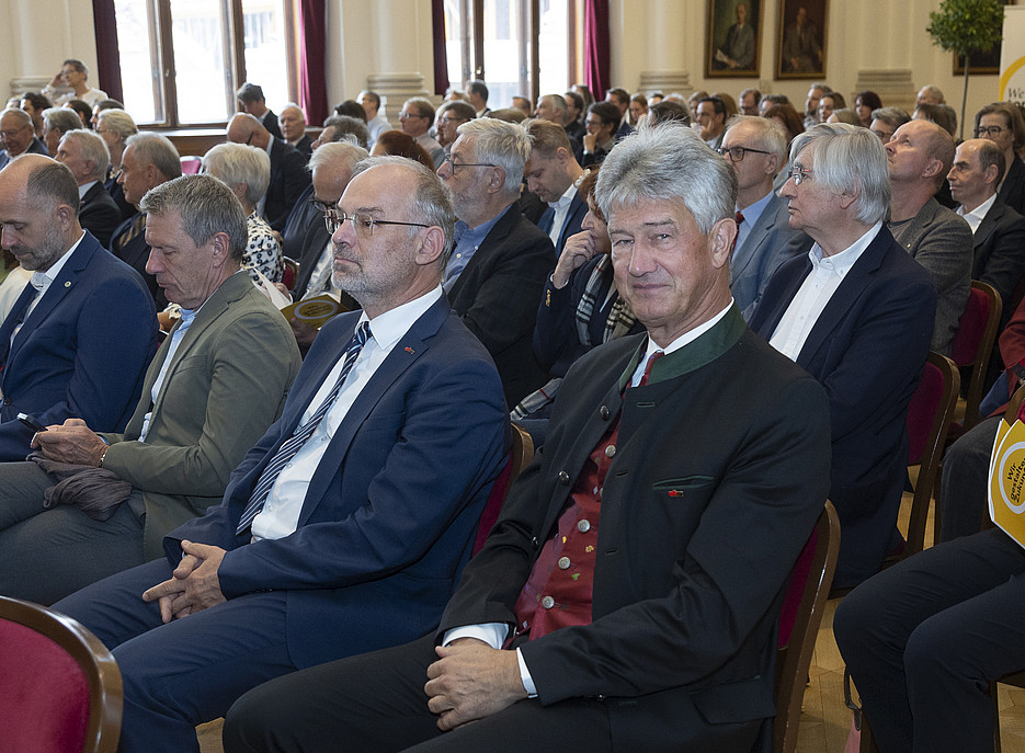 Viele Menschen sitzen in einem großen Saal ©Fotostudio Gasser