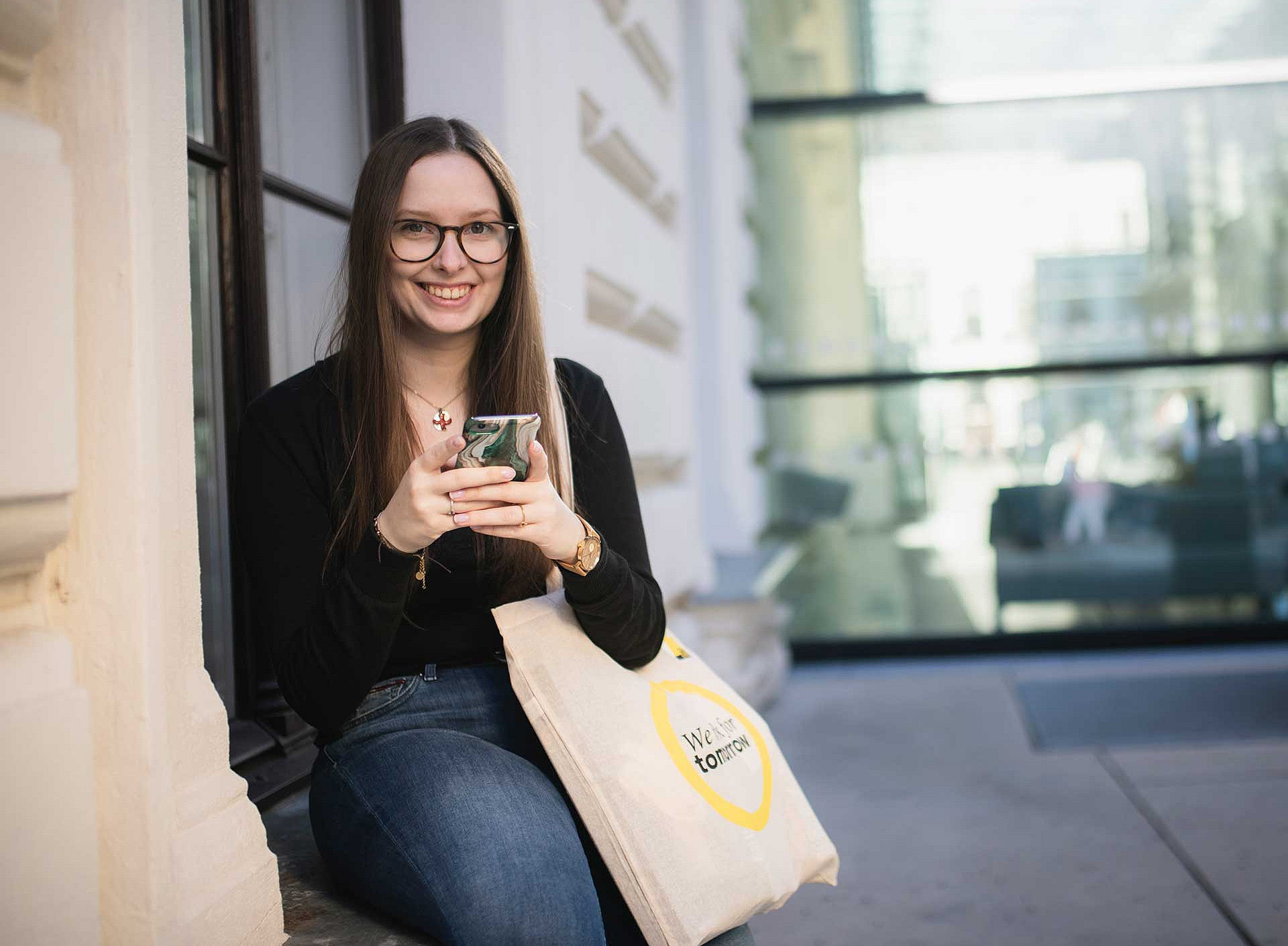 Studentin mit Handy ©Uni Graz/Tzivanopoulos