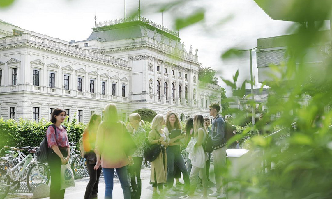 Blick auf das Hauptgebäude der Universität Graz