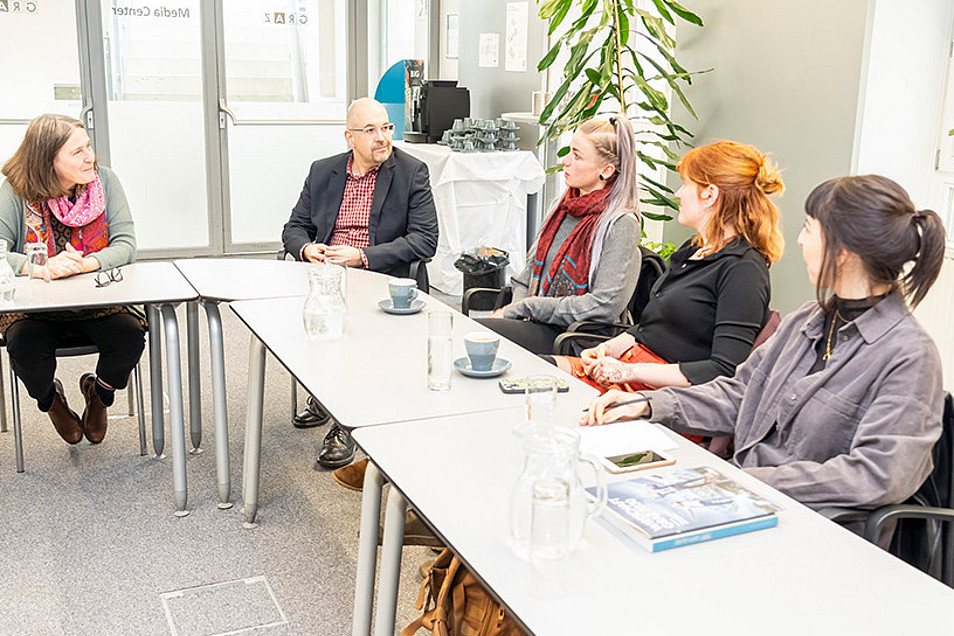 Teilnehmer:innen des Universitätskurses Corporate Communications beim Gespräch mit Bürgermeisterin Elke Kahr