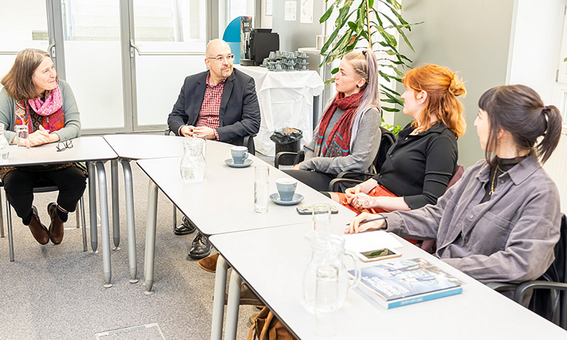 Teilnehmer:innen des Universitätskurses Corporate Communications beim Gespräch mit Bürgermeisterin Elke Kahr