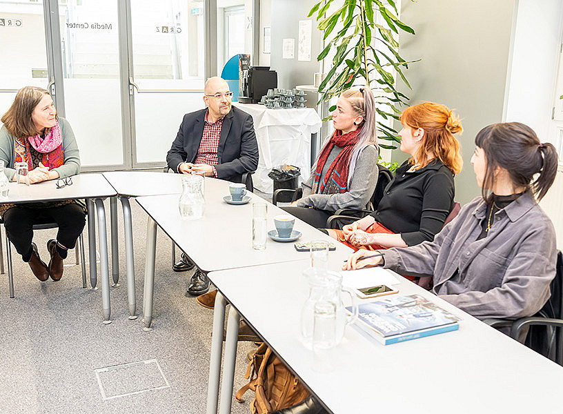 Teilnehmer:innen des Universitätskurses Corporate Communications beim Gespräch mit Bürgermeisterin Elke Kahr 