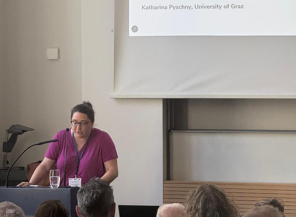 Frau Prof. Katharina Pyschny hält einen Vortrag auf der IOSOT 2025 in Berlin ©Natalie Klimenko