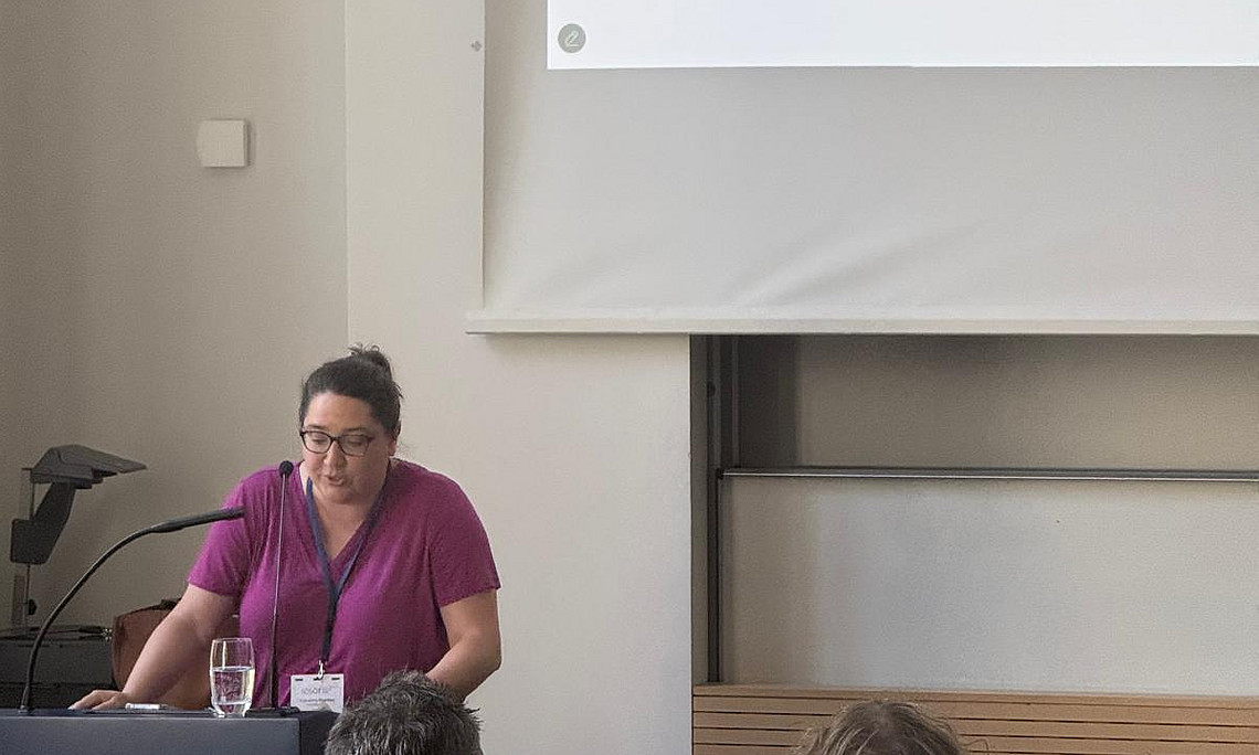 Frau Prof. Katharina Pyschny hält einen Vortrag auf der IOSOT 2025 in Berlin