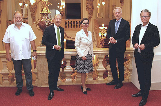 Die InitiatorInnen der Gedenktafel: Rainer Possert (Verein Gedenkinitiative Graz-Liebenau), Urs Harnik (Energie Steiermark), Zeithistorikerin Barbara Stelzl-Marx, Kulturstadtrat Günter Riegler und Kulturlandesrat Christopher Drexler. Foto: BIK/Nazaruk Die InitiatorInnen der Gedenktafel: Rainer Possert (Verein Gedenkinitiative Graz-Liebenau), Urs Harnik (Energie Steiermark), Zeithistorikerin Barbara Stelzl-Marx, Kulturstadtrat Günter Riegler und Kulturlandesrat Christopher Drexler. Foto: BIK/Evgenija Nazaruk.