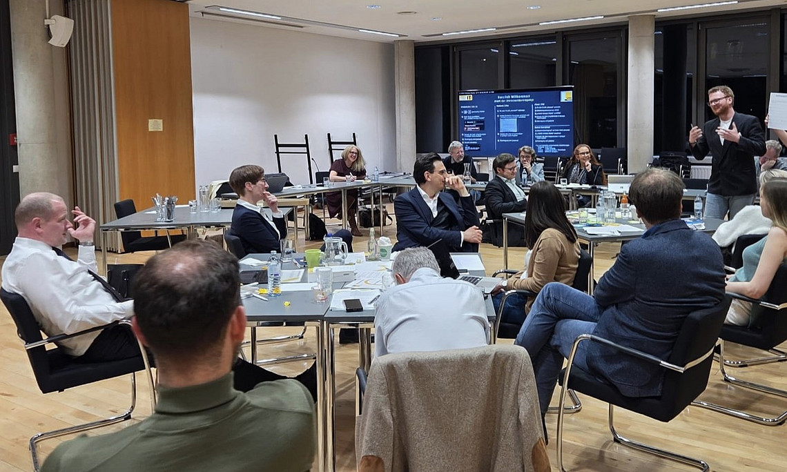 Sitzungszimmer, viele Menschen