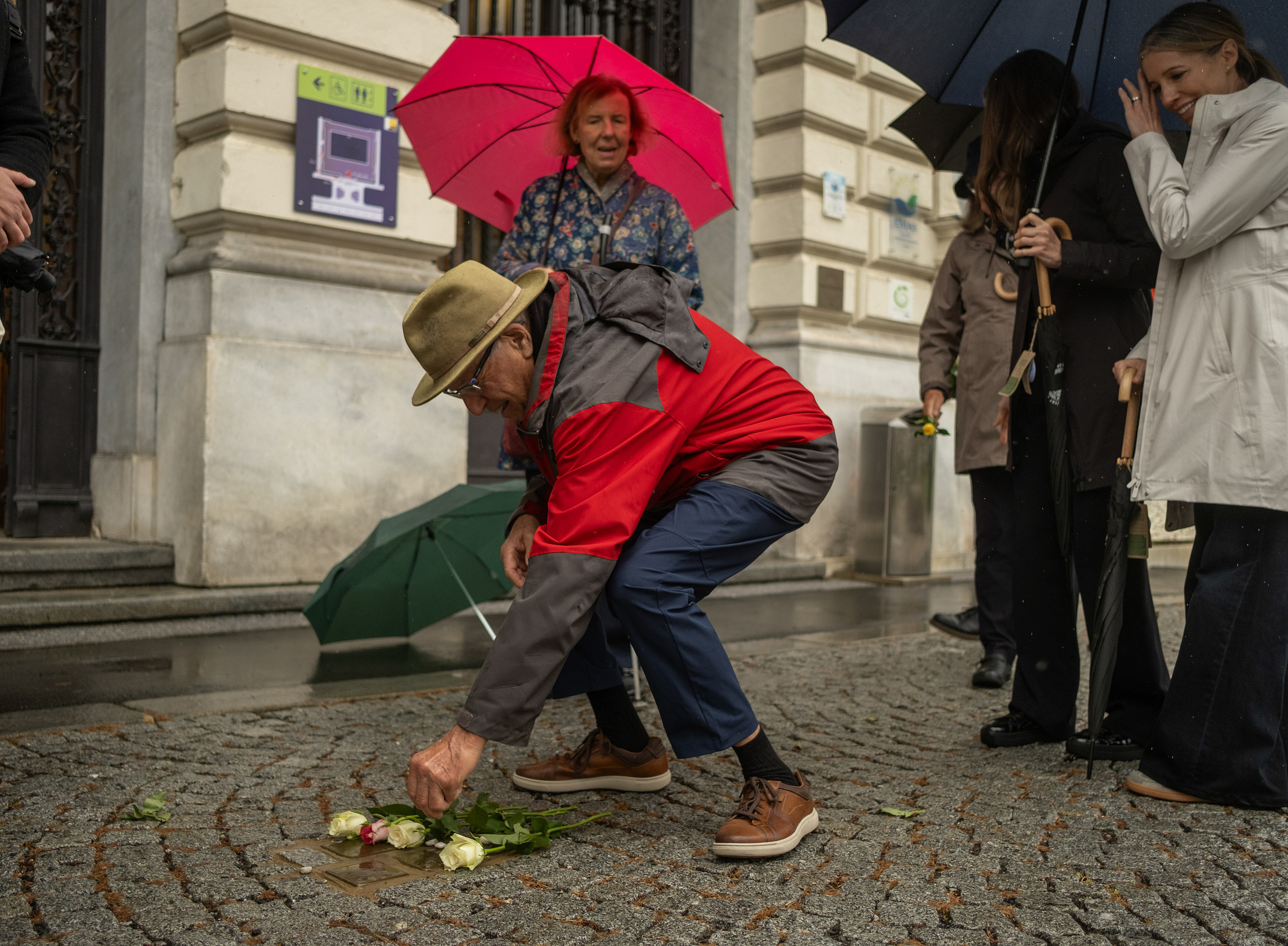 Ein Mann legt Blumen auf den Boden ©Alexander Danner