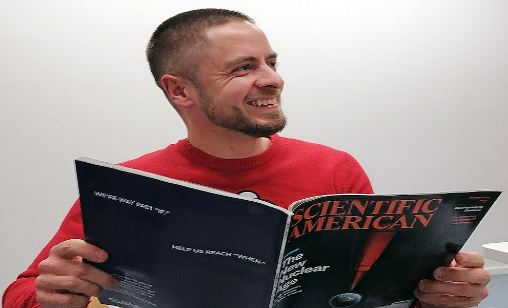 Grant Simpson liest im Magazin Scientific American