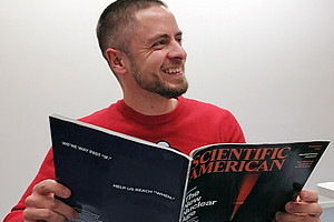 Grant Simpson liest im Magazin Scientific American