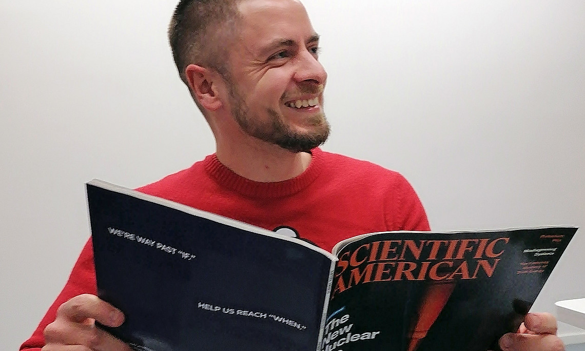 Grant Simpson liest im Magazin Scientific American