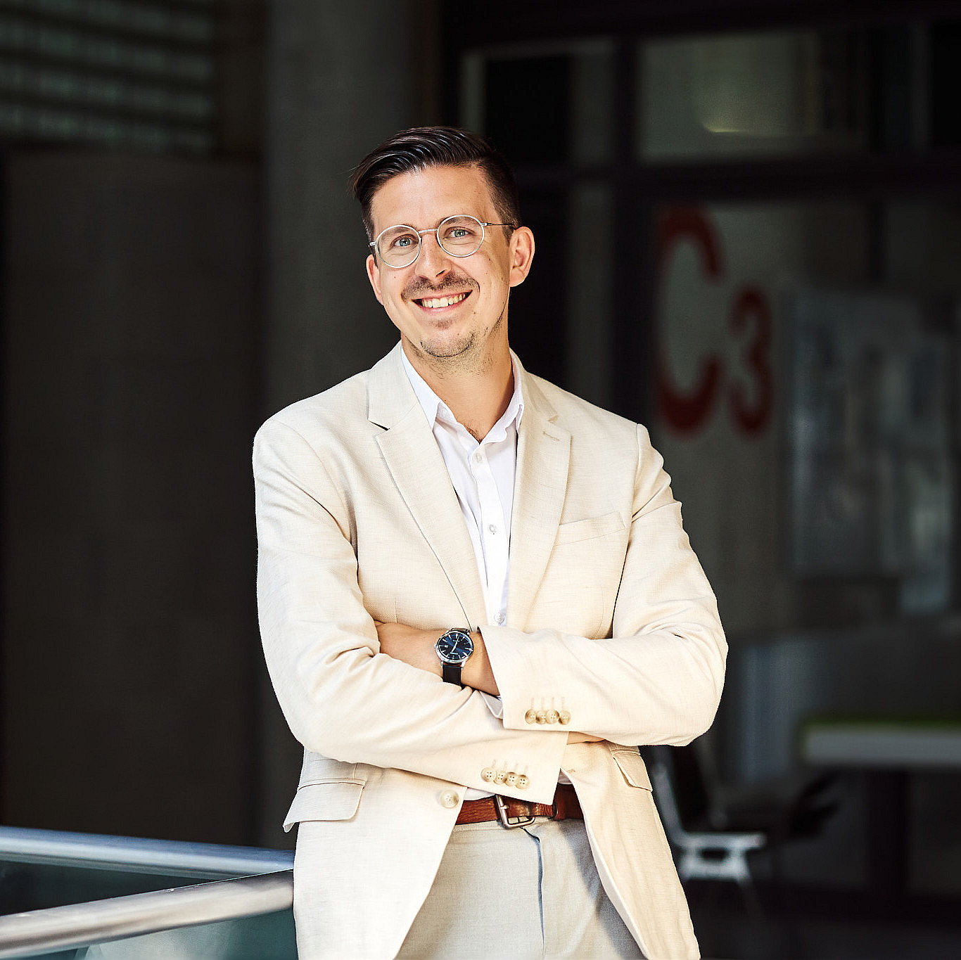 Mag. Joham am Vorplatz des Rewi-Gebäudes