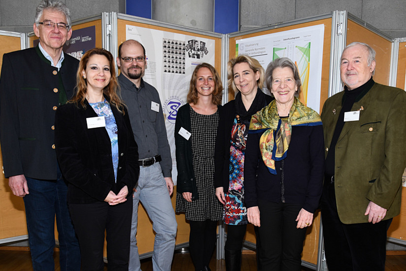 GastgeberInnen der Tagung: Johannes Stiegler vom ZIMIG Uni Graz, Susanne Blumesberger, Uni Wien, Walter Scholger, ZIMIG Uni Graz, Veronika Gründhammer, Uni- und Landesbibliothek Tirol, Sigrid Reinitzer sowie Gerda Koch und Walter Koch. Foto: Uni Graz/Kas