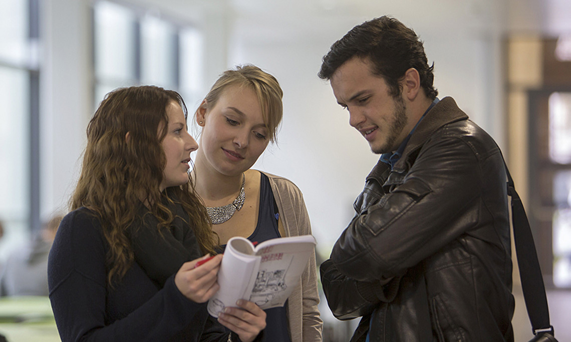Die passenden Lehrveranstaltungen aussuchen und anmelden: Die Termine sind wie gewohnt nach Studien gestaffelt. Foto: Uni Graz/Lunghammer
