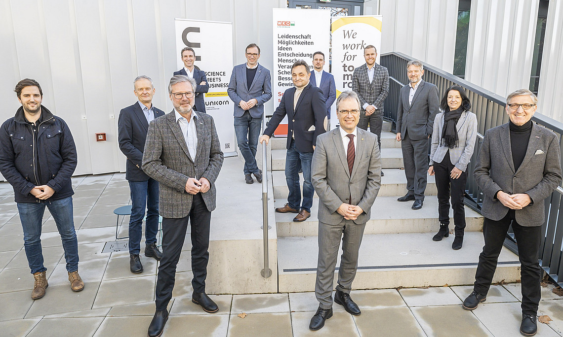 WKO-Direktor Karl-Heinz Dernoscheg, der geschäftsführende Rektor Peter Riedler, WKO-Präsident Josef Herk (1. Reihe v.l.n.r.), Zentrums-Leiter Alfred Gutschelhofer (2. Reihe Mitte) sowie WIFI-Leiter Martin Neubauer (letzte Reihe links) und Unicorn-Geschäftsführer Bernhard Weber (letzte Reihe Mitte) besiegelten die Kooperation (Foto: Fischer).