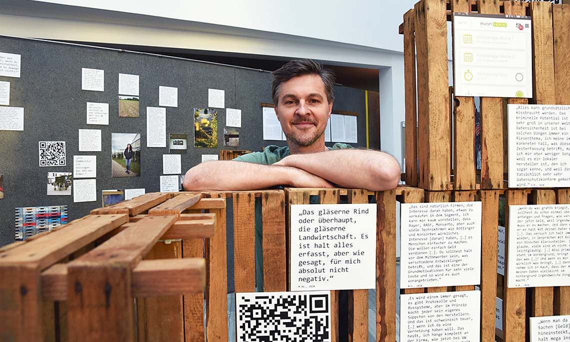 Ernst Michael Preininger schaut sich an, wie digitale Technologie die Landwirtschaft verändert. Foto: Uni Graz/Schweiger 