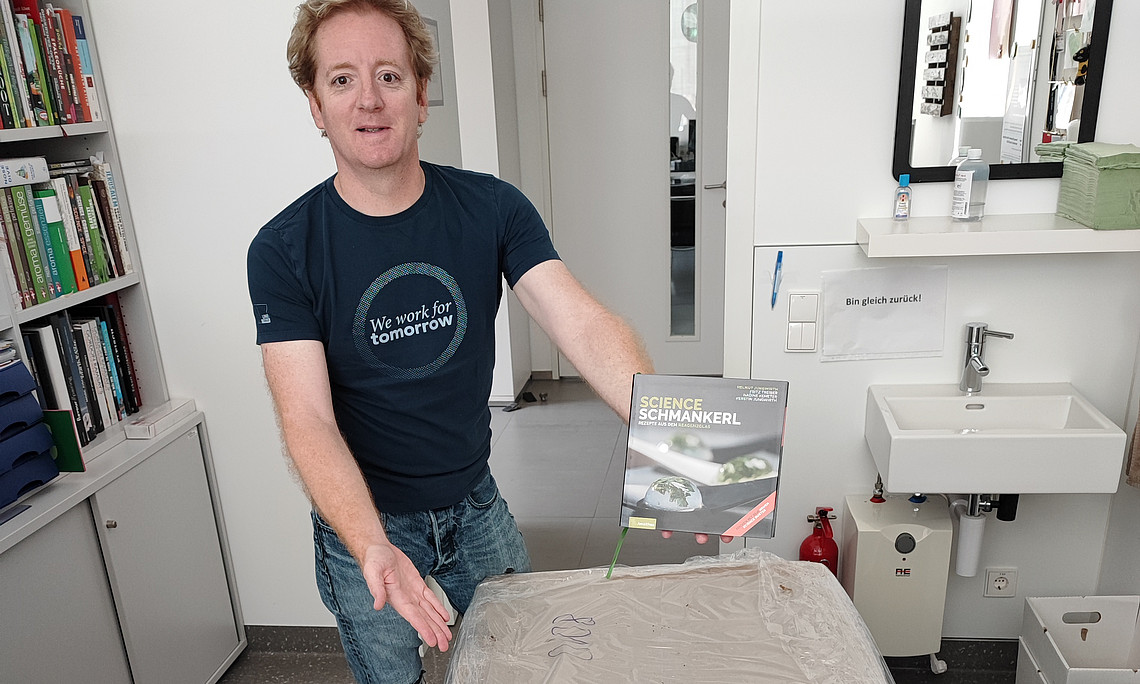 Fritz Treiber vor einem großen Paket