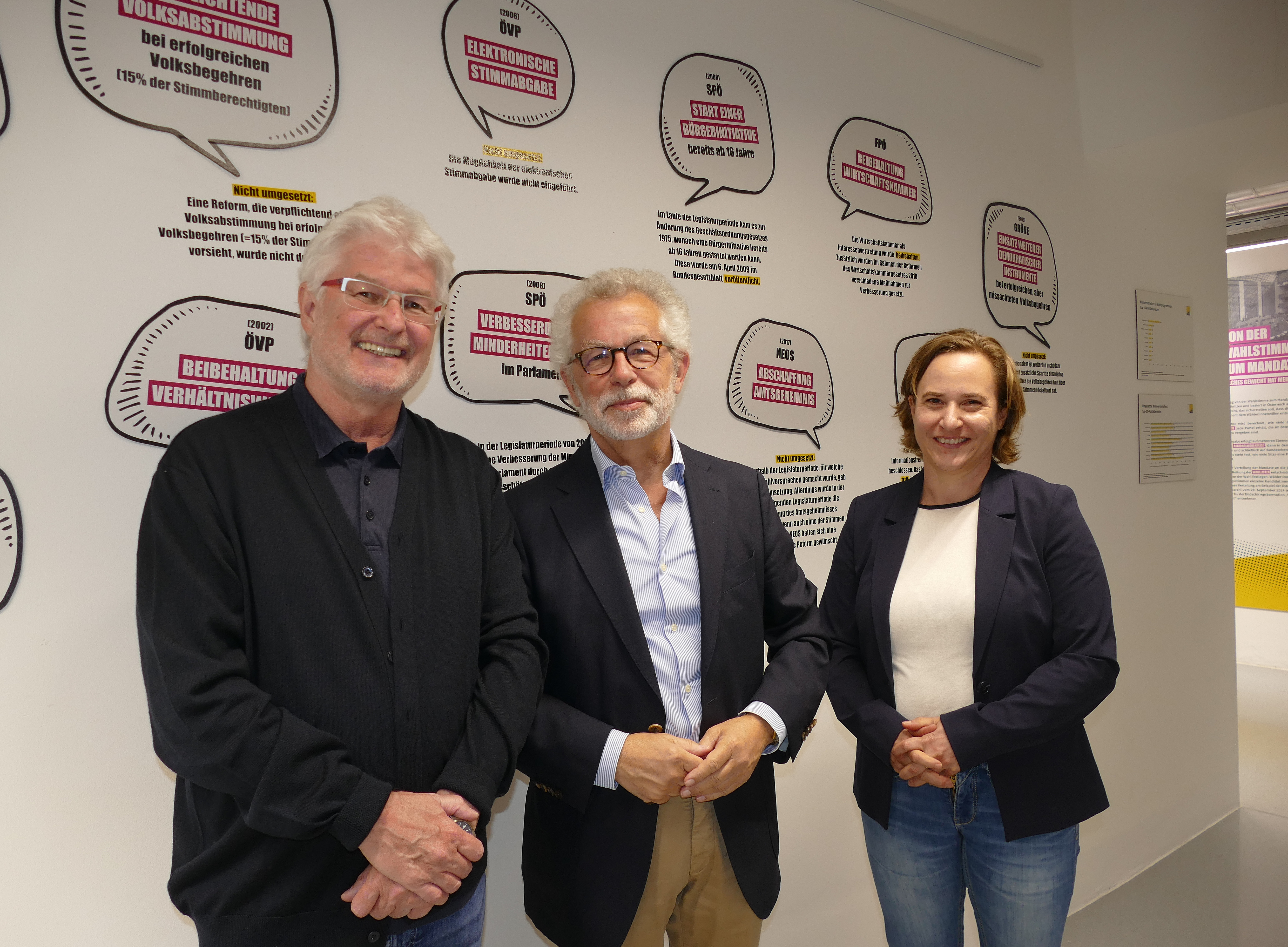 Nikolaus Reisinger, Hans Vorländer und Bernadette Biedermann posieren vor den Wahlzuckerln der Sonderausstellung "Demokratie er-leben." ©Franz Stangl