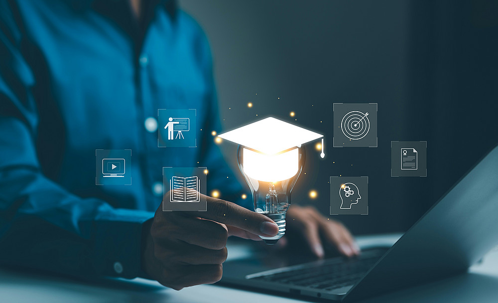 ©Getty Images Unsplash eine-person-mit-einer-gluhbirne-die-e-learning-symbolisiert {f:if(condition: 'Getty Images Unsplash', then: '©Getty Images Unsplash')}