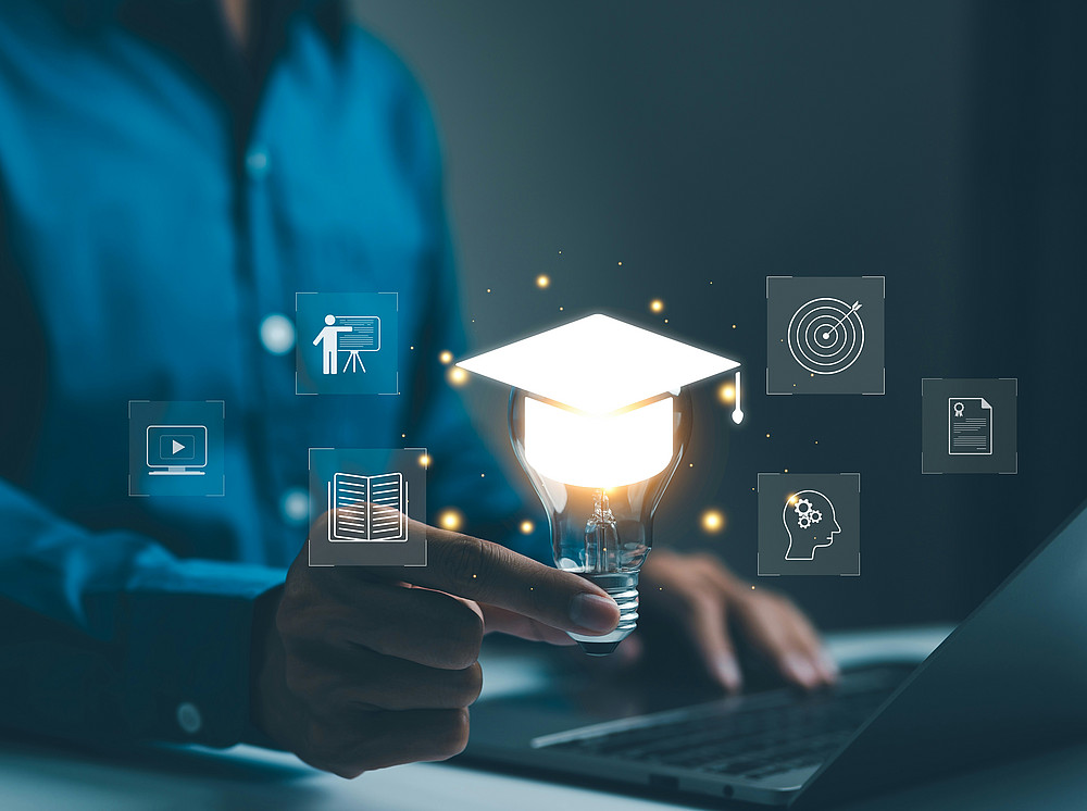 eine-person-mit-einer-gluhbirne-die-e-learning-symbolisiert ©Getty Images Unsplash