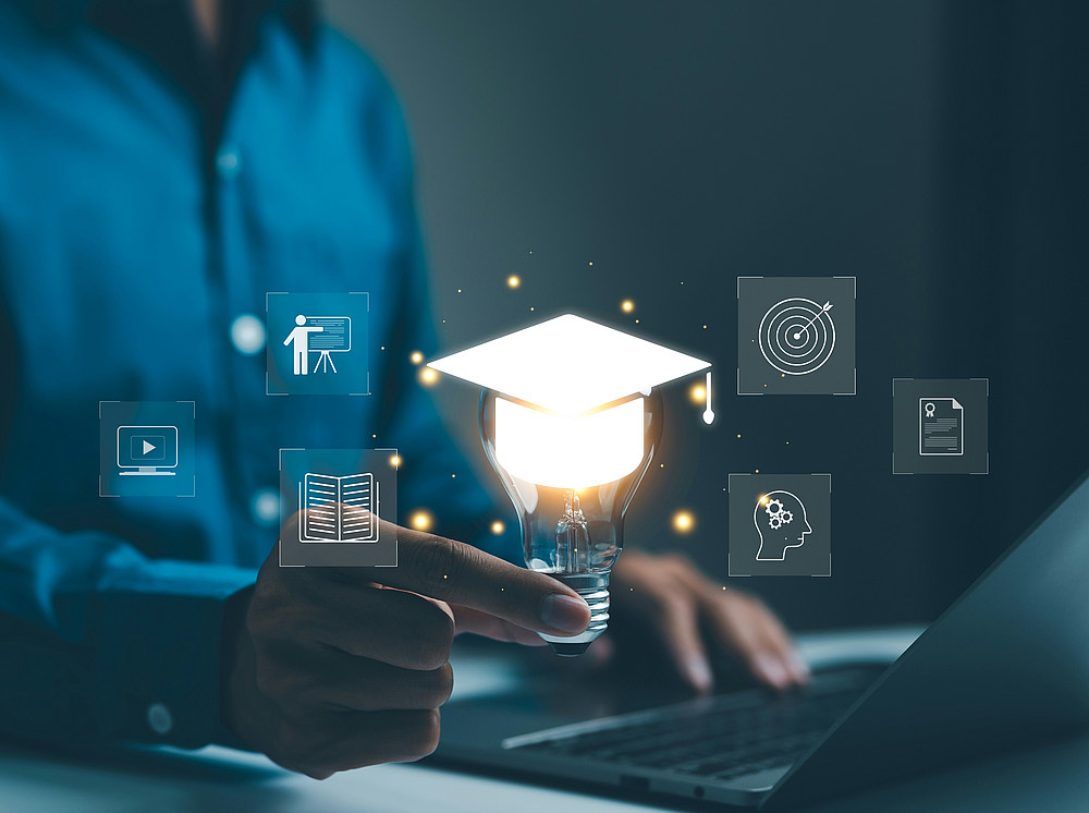 eine-person-mit-einer-gluhbirne-die-e-learning-symbolisiert ©Getty Images Unsplash