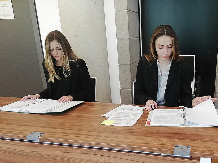 Bild mit zwei an einem Tisch sitzenden Personen ©Christina Seewald