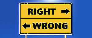 Hinweistafel mit Right und Wrong die in unterschiedliche Richtungen zeigen ©öffentlich zugänglich