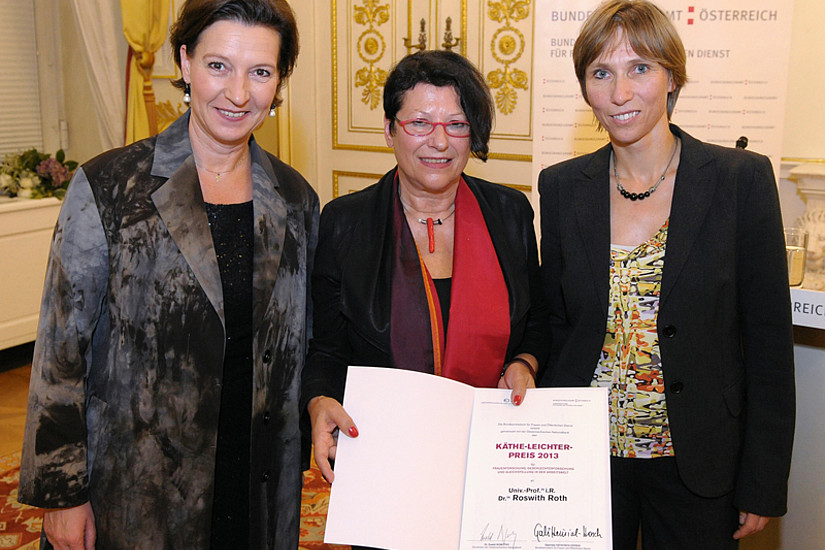 Preisträgerin Roswith Roth (Mitte) mit Ministerin Gabriele Heinisch-Hosek (l.) und Julia Wörtz von der Österreichischen Nationalbank (r.). Foto: BKA/Regina Aigner.