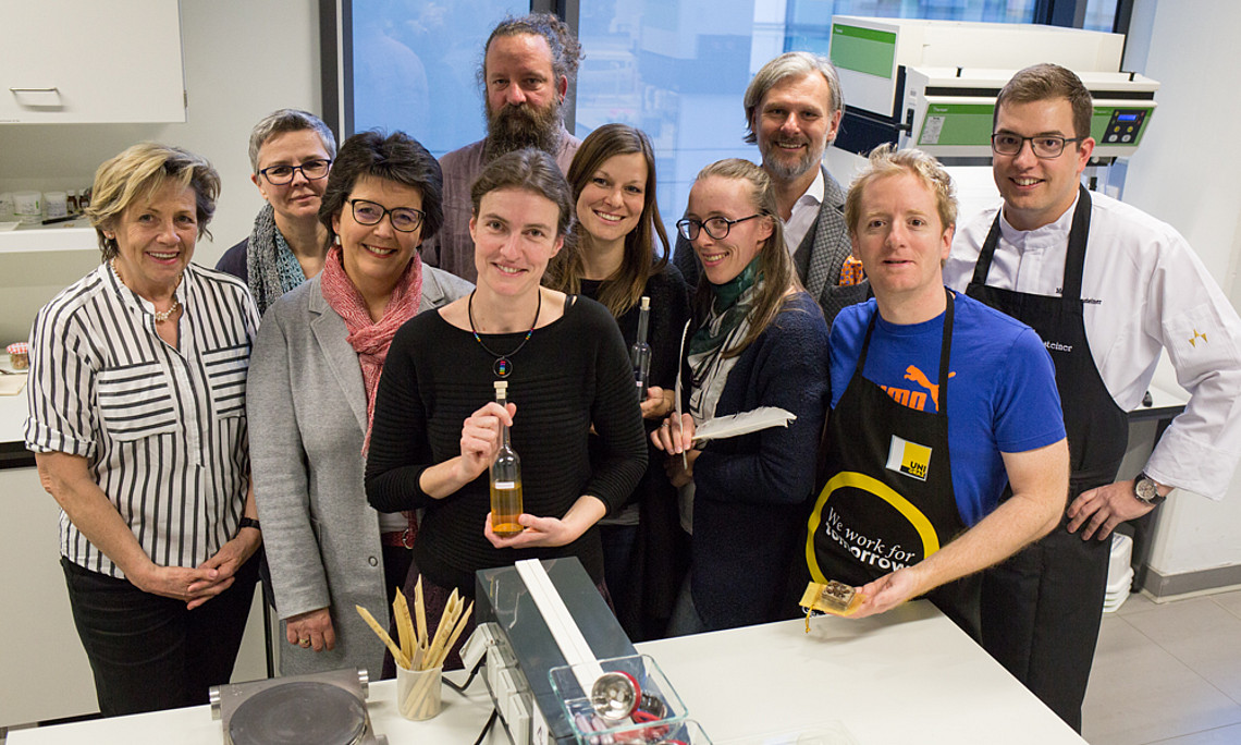 Die mittelalterliche Küche, die Produktion von Naturkosmetika und das Schreiben mit Feder und Tinte sind die Inhalte der Kurse im neuen Mitmachlabor "Mittelalter". Foto: Uni Graz/Tzivanopoulos
