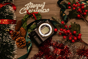 Kamera mit Weihnachtsdekoration 