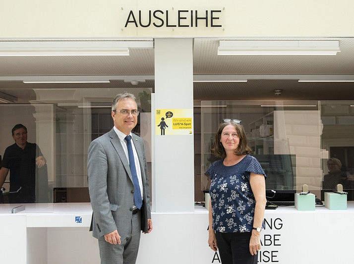 Bürgermeisterin und Rektor vor dem ersten eröffneten Spot in der UB ©Universität Graz/Tzivanopoulos