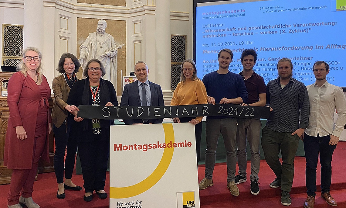Startschuss für die Montagsakademie 2021 (v. l.): Catherine Walter-Laager (Vizerektorin für Studium und Lehre), Ute Sonnleitner (Bildungssekretärin des ÖGB Steiermark), Andrea Waxenegger (Leiterin des Zentrums für Weiterbildung), Gerd Oberleitner (UNESCO-Professor und Vortragender), Katharina Scherke (Mitglied des wissenschaftlichen Leitungsteams), Kilian Posch (Vorsitzender der ÖH Uni Graz), Michael Pucher (2. stv. Vorsitzender der ÖH Uni Graz), Martin Heider (Vorsitzender der HTU Graz) und Lukas Knes (2. stv. Vorsitzender der HTU Graz), Foto: Uni Graz/Hinteregger