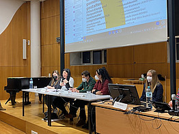 Podium bei der Veranstaltung "Graz gemeinsam gestalten", Irina Karamarkovic spricht