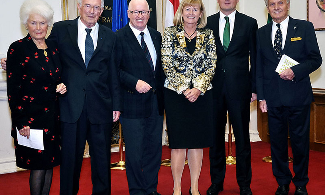 Honorarkonsul Gerold Ortner mit Gattin Stefanie, Historiker Stefan Karner, Rektorin Christa Neuper, Botschafter Artur Lorkowski und LAbg. Gregor Hammerl (v.l.)