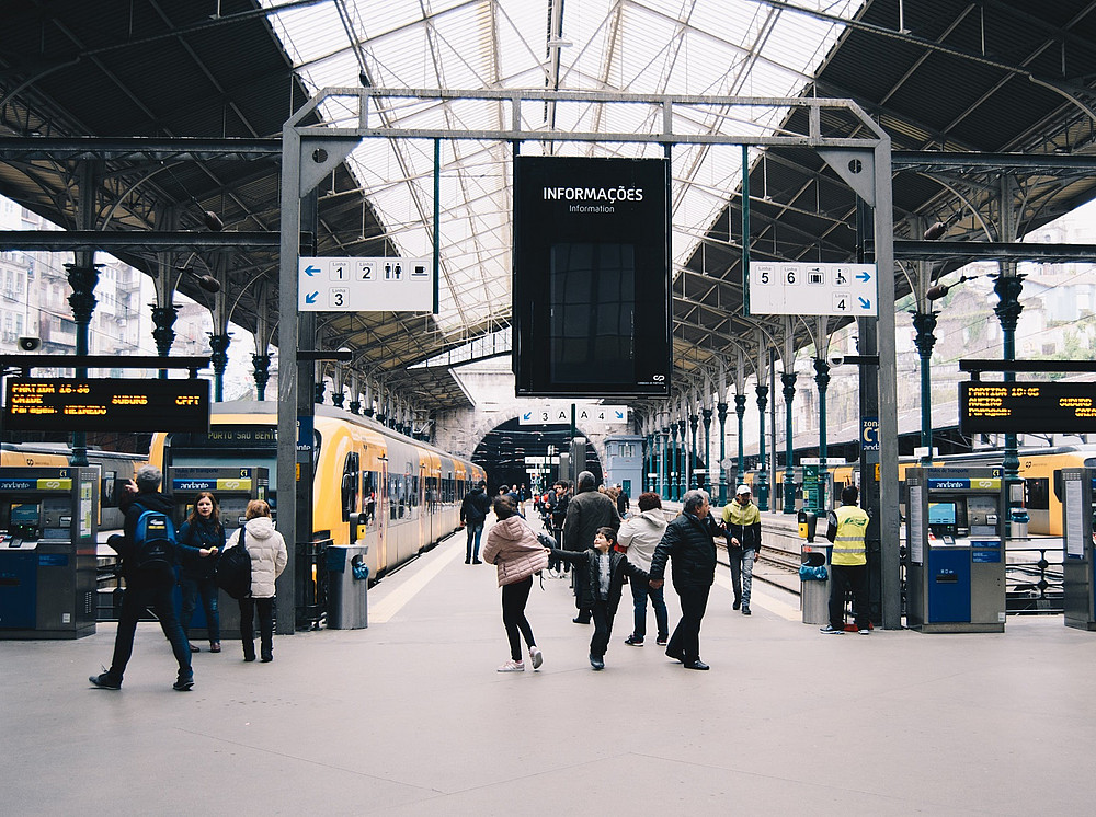 Bahnhof mit Menschen ©Marcelo Cidrack - unsplash.com