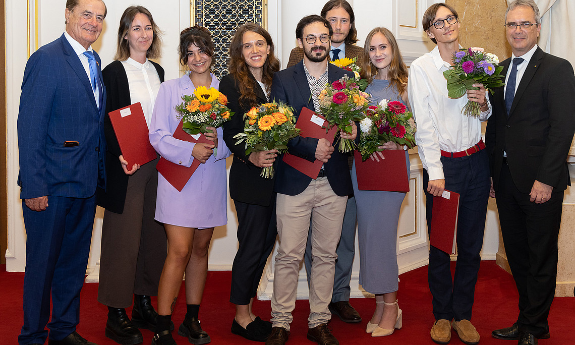 Honorarkonsul Rudi Roht mit den Stipendiat:innen und Rektor Peter Riedler