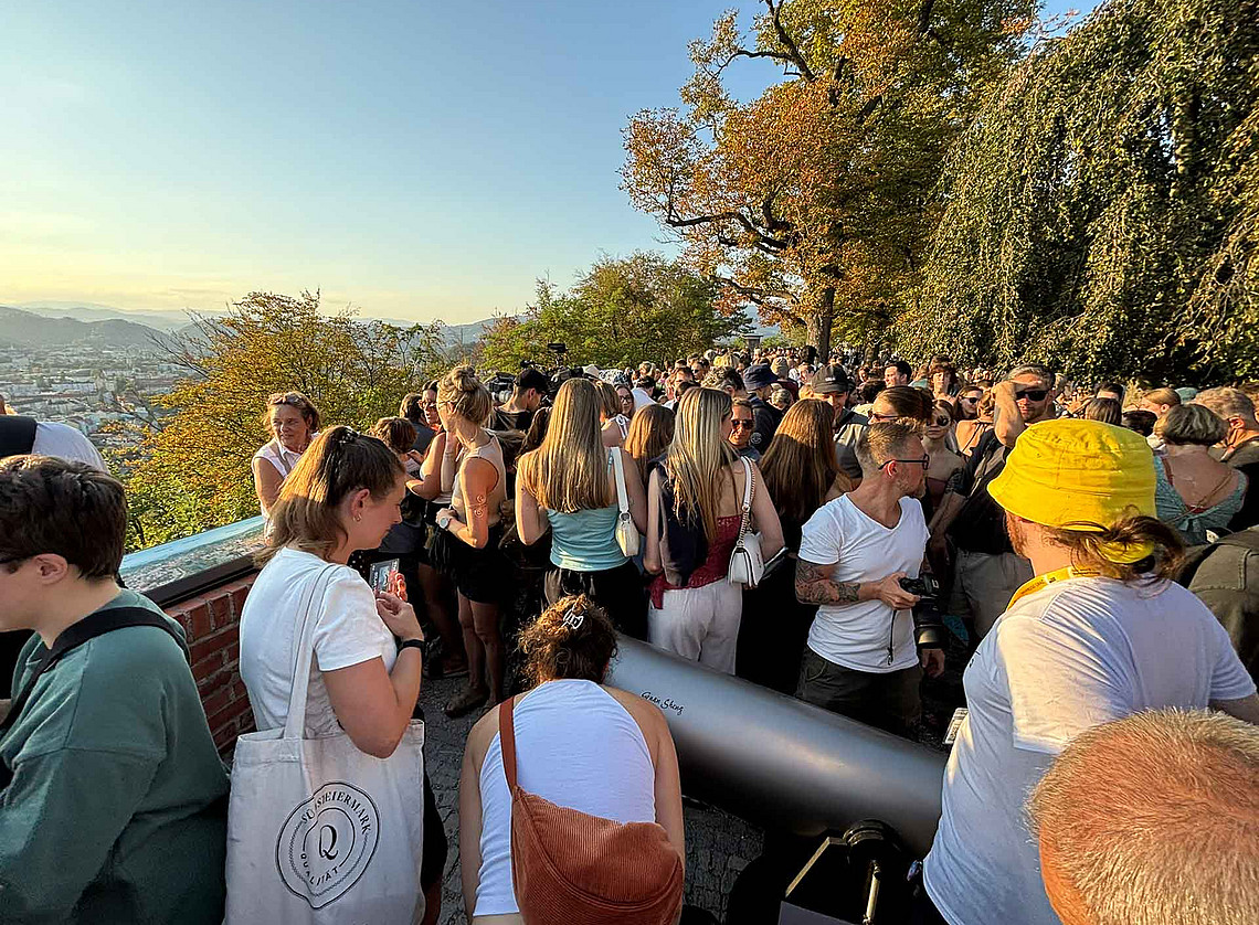 Viele Menschen auf dem Schloßberg