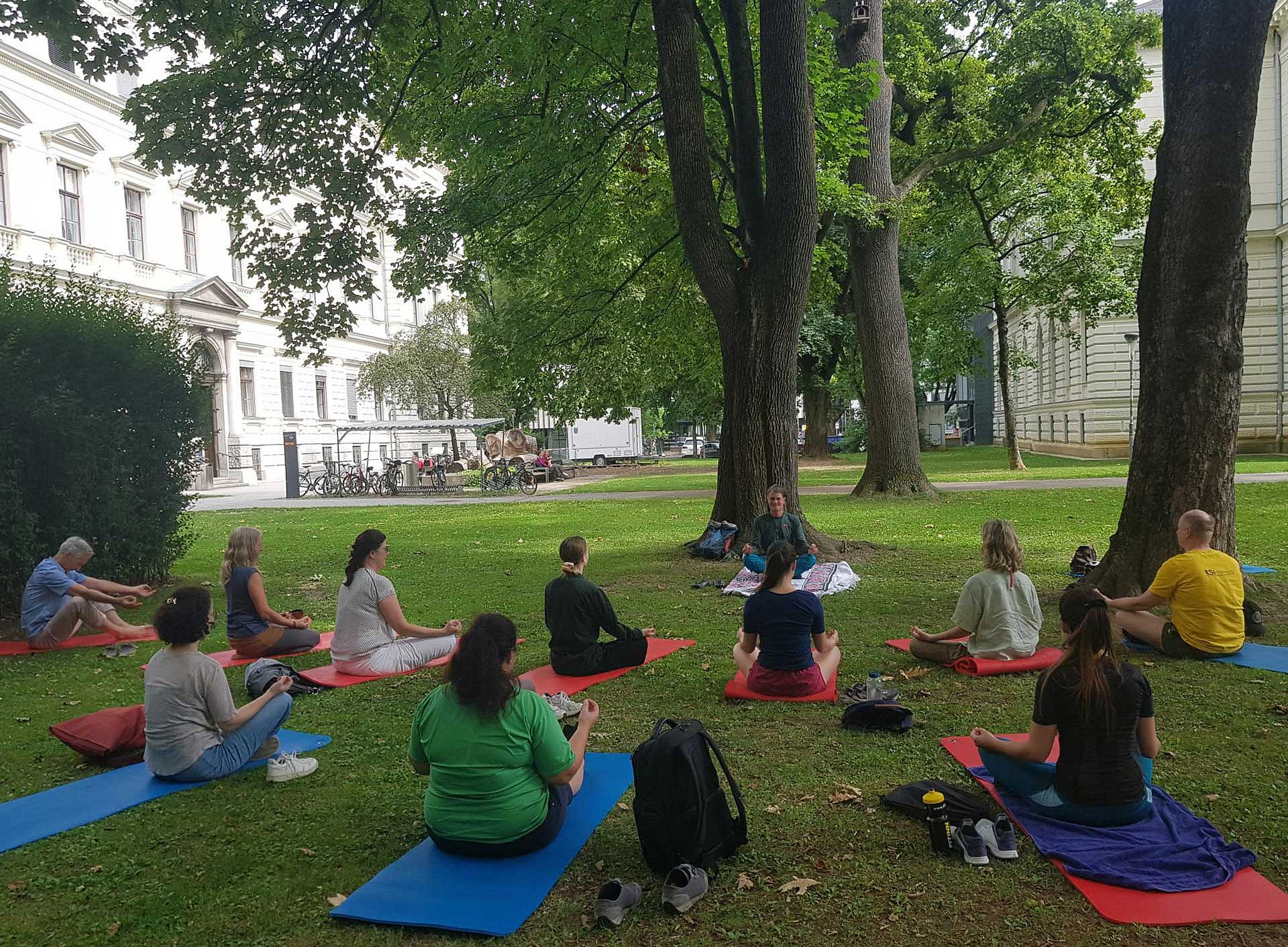 Yoga auf der Campuswiese 