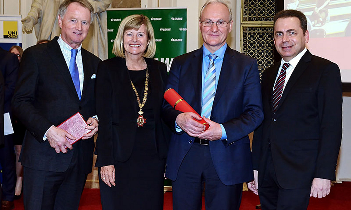 SOWI-Ehrenzeichen-Träger Jochen Pildner-Steinburg, Rektorin Christa Neuper, SOWI-Ehrendoktor Ernst Fehr und Dekan Thomas Foscht (v.l.). Foto: Uni Graz/Pichler
