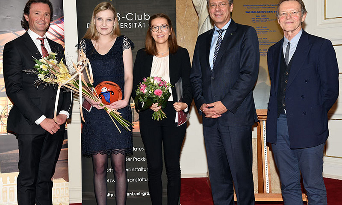 V.l. Dekan Johannes Zollner, Elisabeth Paar, Lara Unger, GRAWE-Generaldirektor Klaus Scheitegel und Günther Löschnigg, Vorsitzender der Best-of-REWI-Kommission. Foto: Uni Graz/Pichler