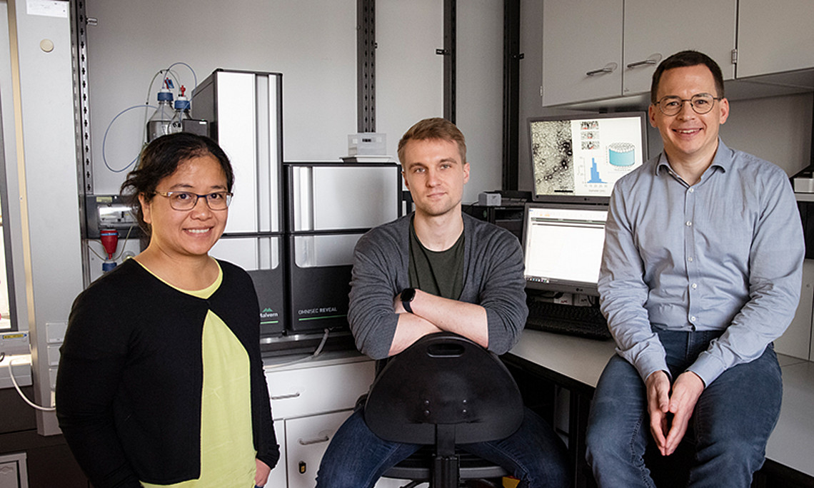 Carolyn Vargas, David Glück und Sandro Keller (v.l.) haben mit der Nanodisc-Technologie einen Weg entwickelt, wie Membranproteine auf ihre 3D-Struktur hin untersucht werden können. Das könnte Wirkstoffe gegen viele Krankheiten künftig effektiver machen. Foto: Uni Graz/Tzivanopoulos. 