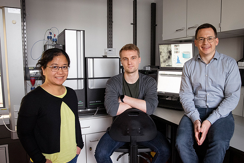 Carolyn Vargas, David Glück und Sandro Keller (v.l.) haben mit der Nanodisc-Technologie einen Weg entwickelt, wie Membranproteine auf ihre 3D-Struktur hin untersucht werden können. Das könnte Wirkstoffe gegen viele Krankheiten künftig effektiver machen. Foto: Uni Graz/Tzivanopoulos. 