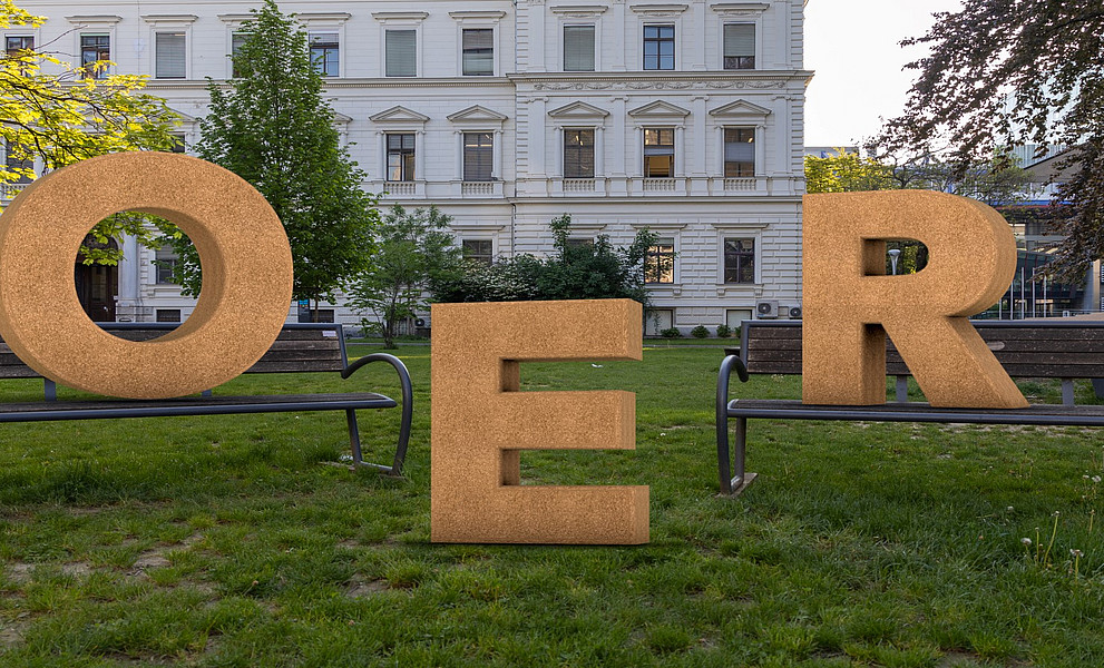 Bild mit zwei Bänken und den Buchstaben O E R