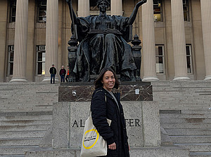 Marie Dücker vor der Library of Columbia University ©Marie Dücker