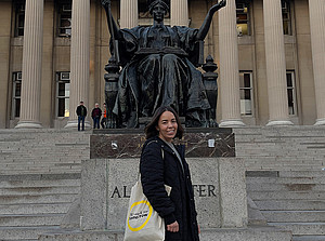 Marie Dücker in front of the Library of Columbia University ©Marie Dücker