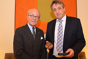 Joachim F. Scheele, Vorstandsvorsitzender des Industrie-Clubs (l.), überreichte Frank Madeo die Seneca-Medaille 2019 in Düsseldorf. Foto: Industrie-Club e.V. Düsseldorf.