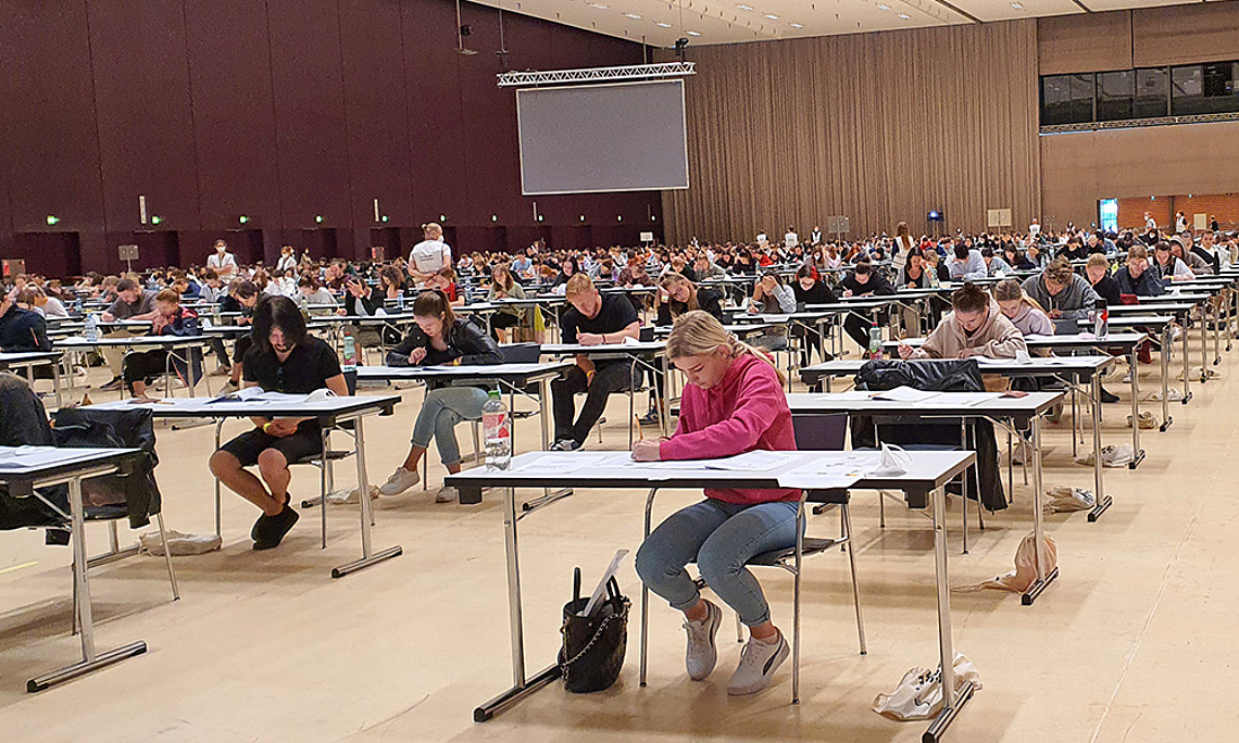 Volles Haus mit coronagerechtem Abstand: Gut 700 Interessierte kamen zum Psychologie-Aufnahmetest. Foto: Uni Graz/Tzivanopoulos