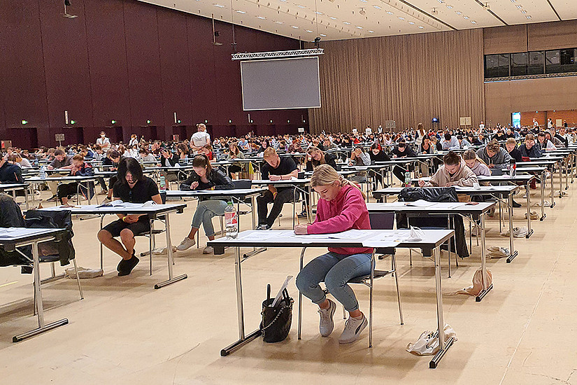 Volles Haus mit coronagerechtem Abstand: Gut 700 Interessierte kamen zum Psychologie-Aufnahmetest. Foto: Uni Graz/Tzivanopoulos