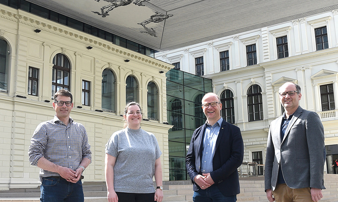 Wissenschaft wirkt in die Praxis: Christoph Koeth, Director Innovation von Fresenius Kabi, Doktorandin Anna Polzer, Projektleiter Stefan Thalmann und Jürgen Fleiß vom Business Analytics and Data Science-Center der Uni Graz (v. l.)