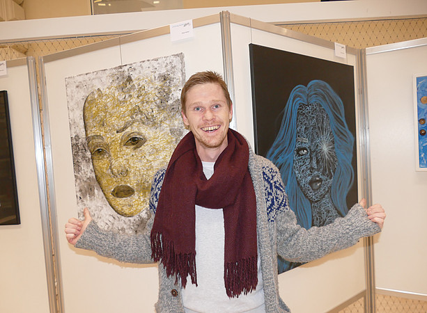 Künstler Peter Peitler mit seinen Werken ©Franz Stangl